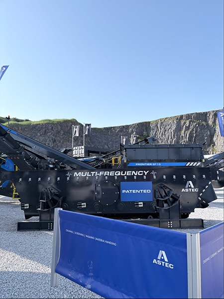 Sur le crible multifréquence Astec présenté au salon Hillhead 2026, une pancarte bleue avec des lettres blanches apposée sur l'équipement indique : « BREVETÉ ».