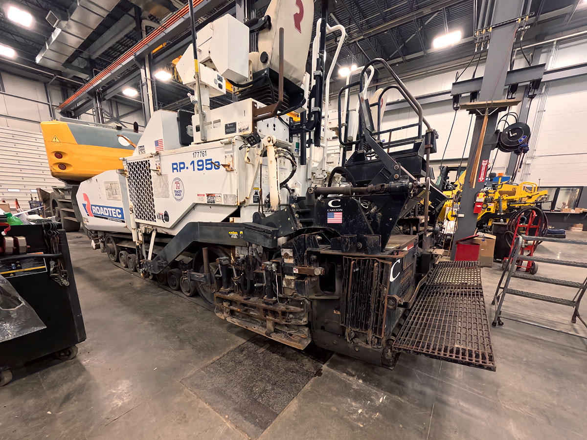 Une Roadtec garée dans un atelier, prête à être remise à neuf.