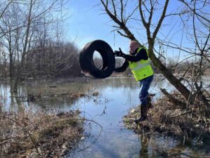 Pneu lancé à travers l'eau