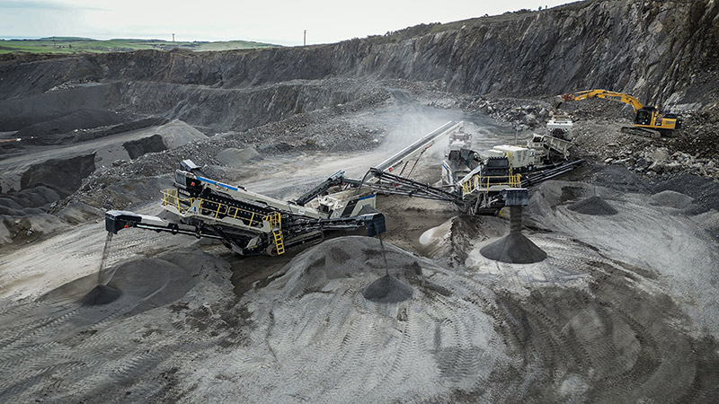 Crushing and screening train of Astec equipment working in a quarry