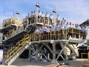 A equipe da Astec na Hillhead 2026 em cima doequipamento Kolberg