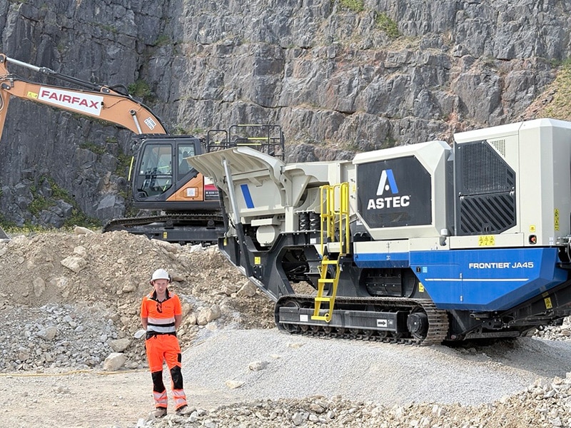 La Frontier JA45 et son conducteur s'apprêtent à commencer la démonstration en direct au salon Hillhead 2026 ; une pelleteuse se tient prête derrière eux dans la carrière à ciel ouvert.