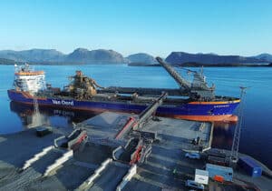 equipamento , da Telestack, sendo utilizado no carregamento do navio de carga da Van Oord