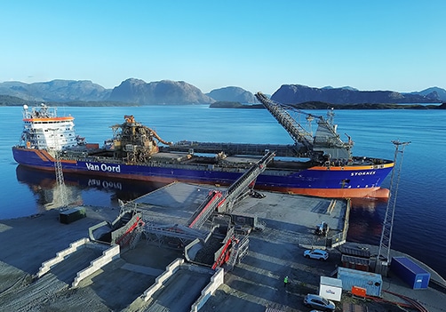 equipamento , da Telestack, sendo utilizado no carregamento do navio de carga da Van Oord